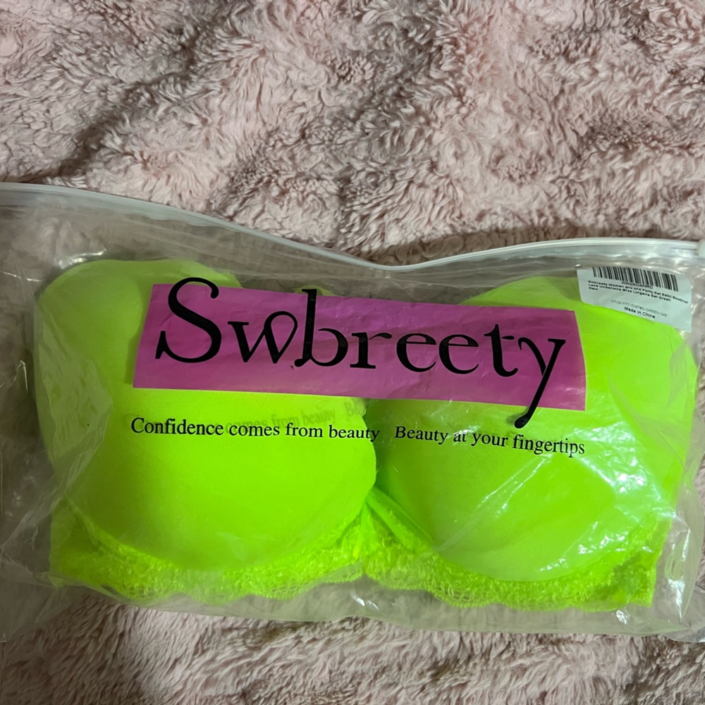 SWBREETY like green bra and panty set. Bra size 38D panties size L
